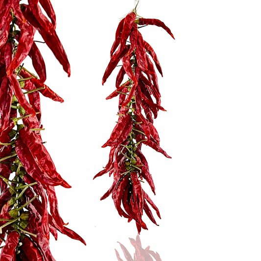 Treccia di Peperoncino "CORNETTO Calabrese", SECCO. Treccia di Peperoncino stagionale (no serra), realizzata a mano con ago e filo, con cornetto Calabrese coltivato in Calabria Il peperoncino Calabrese è un condimento molto popolare in Calabria e ormai nel mondo. Per dare un tocco speziato e piccante ad ogni tua ricetta.