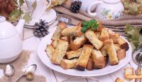 Amo la semplicità dei dolci di un tempo, concreti e poco costosi. In questa ricetta ho realizzato dei bastoncini dolci...